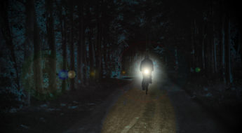 Ciclista pedala nel buio