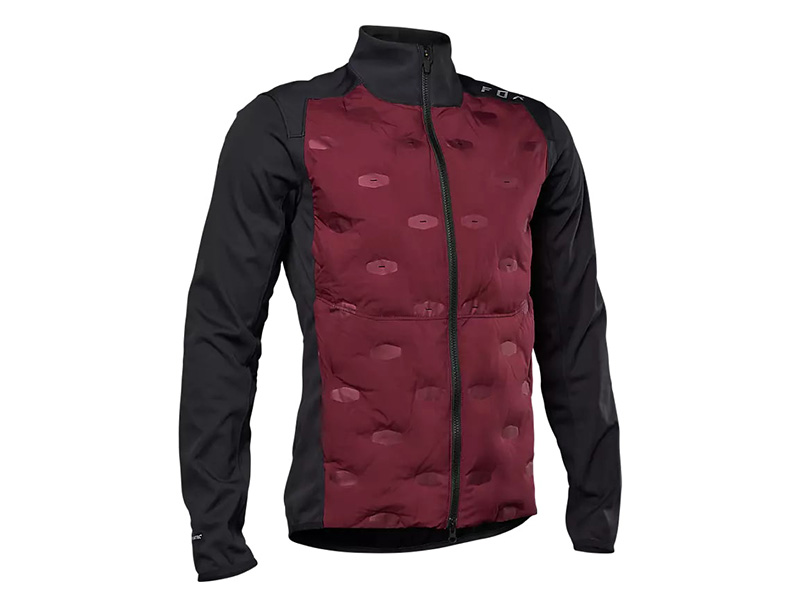 una giacca in primo piano color bordeaux termica per la mountain bike in inverno